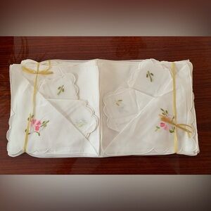 Vintage Embroidered Table Cloth Napkins 2 Sets